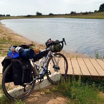 Bikepacking. Badepause an der Maas in den Niederlanden